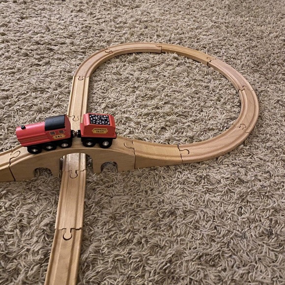Melissa Doug Classic Wooden Figure Eight Train Set, 23 pcs, Preowned~Engine/1car - Picture 3 of 6